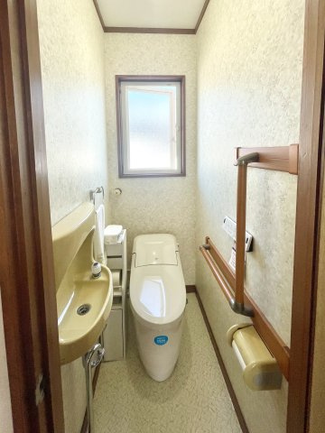 盛岡市北松園２丁目の中古一戸建【トイレ】自動洗浄機能を備えた2017年秋改修。手すりと独立した手洗いボウルが安心・快適。
