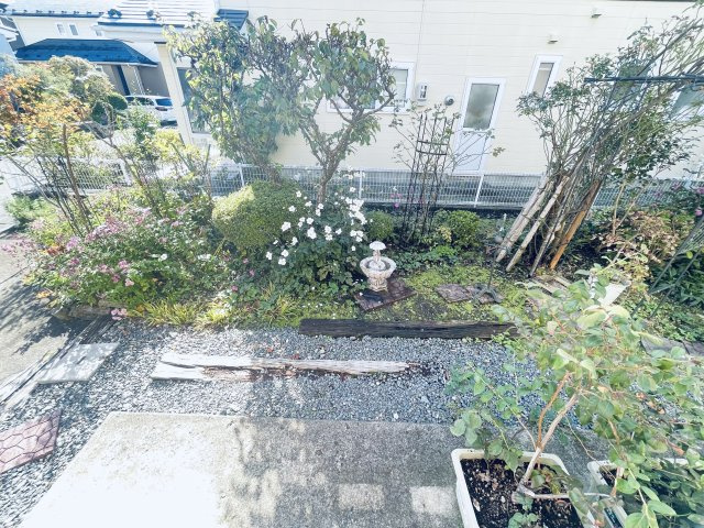 盛岡市北松園２丁目の中古一戸建【庭つき】春先から梅やサツキ、バラ、ツバキなど四季折々の草花が楽しめます。梅の実で梅酒づくりも！
