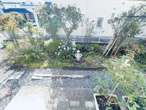 盛岡市北松園２丁目の中古一戸建【庭つき】春先から梅やサツキ、バラ、ツバキなど四季折々の草花が楽しめます。梅の実で梅酒づくりも！