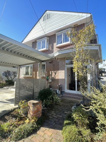 盛岡市北松園２丁目の中古一戸建【外観】早春から晩秋までかれんな草花が玄関までのアプローチを彩ります。
