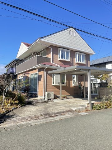 盛岡市北松園２丁目の中古一戸建【外観】高い屋根と印象的な出窓、広々とした2Fバルコニーなどが目を惹く洋風なたたずまい。
