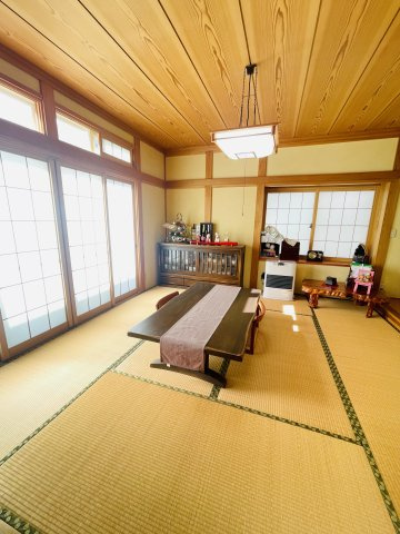 盛岡市北松園２丁目の中古一戸建【和室】リビングから4枚開き戸で、フラット＆一体的空間を創出。床の間と押入も擁するしっとりとした8帖の和室。