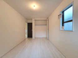 明るいフローリングが特徴の洋室です。窓から自然光が入りやすく空間が広々と感じられます。収納スペースが備わっているため整理整頓がしやすいです。シンプルな内装で家具の配置がしやすい洋室となっています。