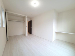 扉付きの収納スペースが設けられているためすっきりと片付きやすい空間です。室内全体がホワイト基調で明るく開放感が感じられます。収納横にはカウンターもあり使い勝手の幅が広がります。