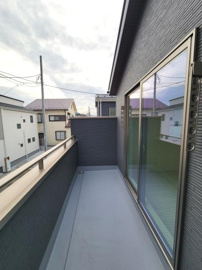 ゆとりのあるバルコニーが特徴的です。落ち着いた外壁デザインが印象的で開放感を感じられます。窓からの採光も十分に確保されています。周囲の住宅との距離感も魅力のひとつです。