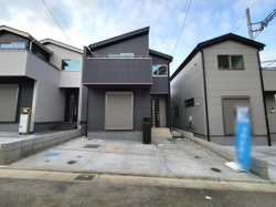 シンプルなデザインが特徴的な外観です。前面の道路幅がしっかり確保されており車の出し入れもしやすいです。現地の整った区画が印象的です。重厚感のある色合いが落ち着いた雰囲気を演出しています。