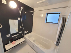 バスルームには便利な窓が設けられており換気がしやすい設計です。シンプルな内装で清潔感が感じられます。洗い場と浴槽がゆったりと分かれており使い勝手を考えたレイアウトです。