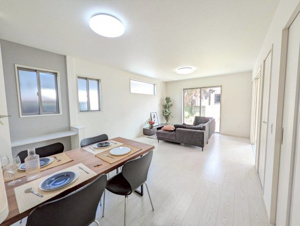 田川市大字川宮4期【居間・リビング】家族の会話が弾み対面式キッチンの間取りです。（※家具等はイメージです）（施工例）
