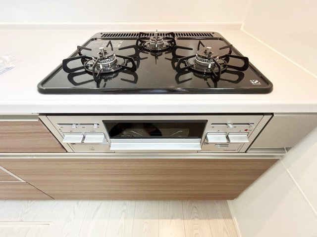 田川市大字川宮4期【設備】時短になる3つ口のコンロです。（施工例）