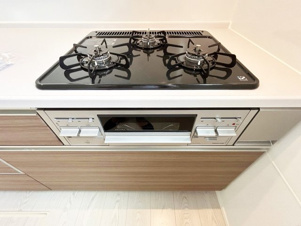 田川市大字川宮4期【設備】時短になる3つ口のコンロです。（施工例）