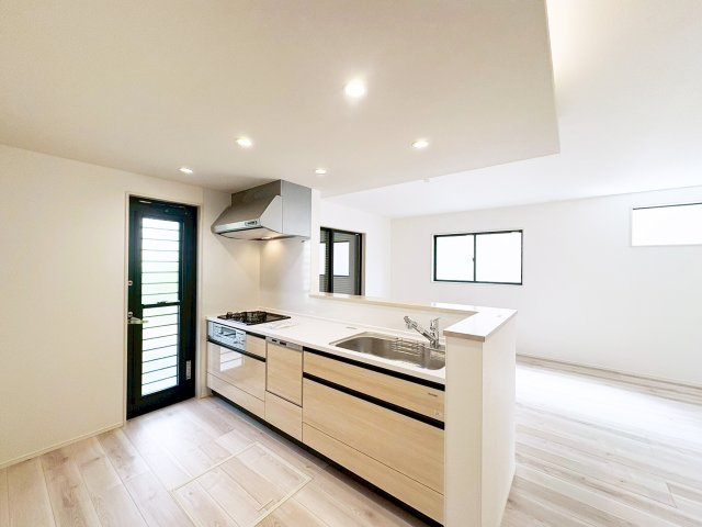 田川市大字川宮4期【キッチン】LDK18.5帖です。キッチンには勝手口があり、ちょっと外にでるのも良いです。（施工例）
