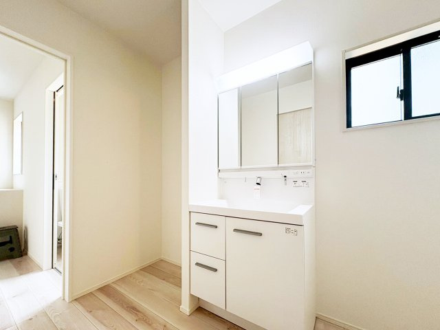 田川市大字川宮4期【独立洗面台】独立洗面台は、三面鏡仕様です。ミラーキャビネット付の為、ヘアケア用品の収納も◎（施工例）