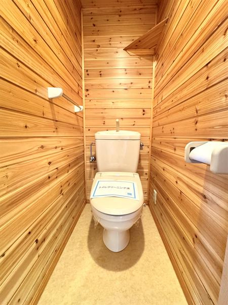 木目調のデザインのトイレです