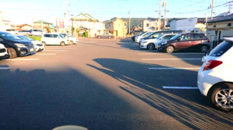 石巻市東中里３丁目の中古一戸建【前面道路含む現地写真】