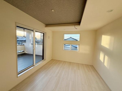 二面採光で明るさがしっかり確保された洋室です。天井のデザインが特徴的で空間にアクセントを加えます。スライドドアからバルコニーへスムーズにアクセスできる設計です。