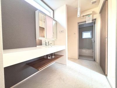 洗面台・洗面所は明るい空間が広がり開放感があります。スタイリッシュなデザインで収納スペースも確保されています。使い勝手の良いレイアウトとなっています。