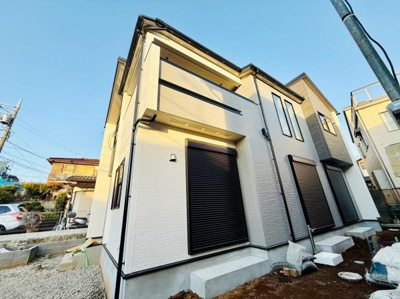 外観はシンプルで清潔感があります。窓にはシャッターが設置され防犯やプライバシーに配慮されています。バルコニーが設けられており日差しを感じられるスペースです。新しい建物のため現代的な雰囲気が漂います。