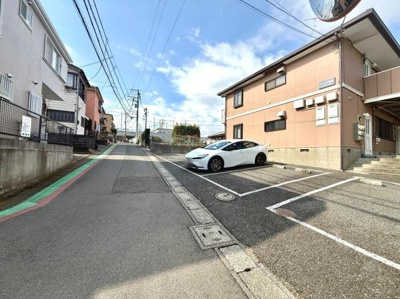 前面道路は幅員がしっかり確保されており車両の移動や駐車がスムーズに行えます。現地周辺は閑静な住宅エリアで落ち着いた印象です。歩道にも余裕があり通行もしやすい設計となっています。