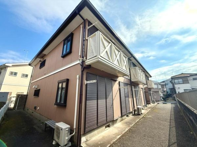 日当たりの良い外観が印象的な建物です。バルコニー付きで洗濯などにも便利です。周囲は静かな住宅街に位置しています。アプローチも広めで移動がしやすい設計です。