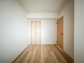 約4.4帖のサービスルームは書斎や子ども部屋としても使用可能です。