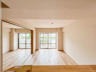 約11.5帖のLDKは、引き戸を開放すると隣の洋室とつながり広々とした空間として使用することも可能です。