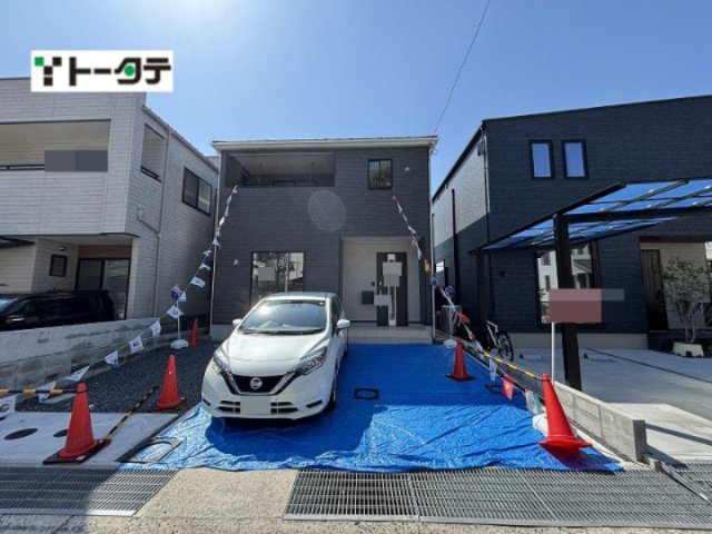 ダークトーンを基調としたモダンで落ち着きのある外観で、前面には並列で2台駐車可能です。