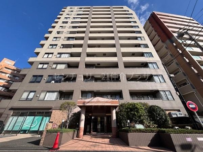 堂々とした外観が特徴のマンションです。エントランス周辺も広々としており開放感があります。植栽が施されており見た目も整っています。複数階層にわたる安定感のある建物です。