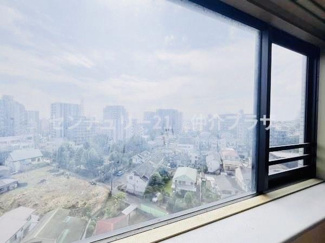 大きな窓から広がる開放的な眺望が魅力です。明るい自然光がたっぷりと差し込む室内です。遠くまで見渡せる景色が日々の生活にアクセントを加えます。周囲の街並みを一望できる空間です。