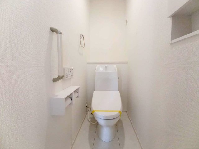 北九州市八幡東区清田1丁目3期【トイレ】温水洗浄便座付き節水型トイレ。高齢者の方でも使いやすい手すり付き　※施工例