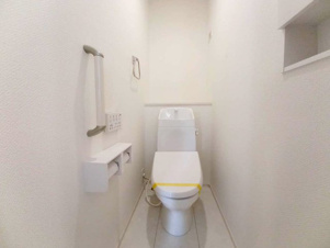 北九州市八幡東区清田1丁目3期【トイレ】温水洗浄便座付き節水型トイレ。高齢者の方でも使いやすい手すり付き　※施工例
