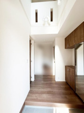 北九州市八幡東区清田1丁目3期【玄関】エントランスに入った瞬間吹抜けの解放感を体感できます。土間収納設置　※施工例