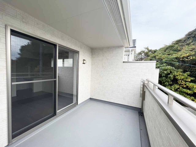 北九州市八幡東区清田1丁目3期【バルコニー】2面ワイドバルコニー。洗濯物を干す際なども便利です♪※施工例