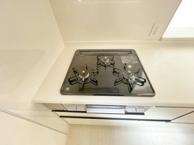 北九州市八幡東区清田1丁目3期【キッチン】3口コンロはお料理作りの味方です！同時提供で待たせることなく暖かな食事ができます♪　※施工例