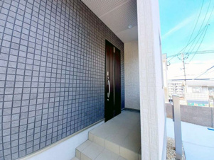 北九州市八幡東区清田1丁目3期【玄関】断熱ドア。玄関ドアの断熱性能を高めることで住宅全体の断熱性能を向上させています。（施工例）