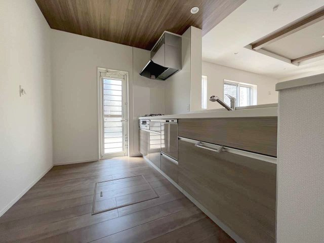 北九州市八幡東区清田1丁目3期【キッチン】浄水器蛇口＆食洗器、床下収納・勝手口設置のキッチンです。　※施工例