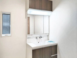 北九州市八幡東区清田1丁目3期【独立洗面台】朝の髪の手入れも楽々。ハンドシャワー付き洗面台。※施工例