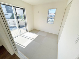 北九州市八幡東区清田1丁目3期【和室】4.5帖洋風和室です。リビングから見渡せるのでご家族の様子を見守りながら作業ができます。※施工例