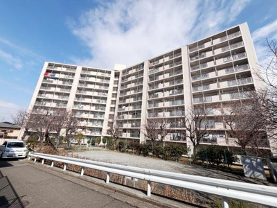 堂々とした外観が印象的な建物です。複数階に広がるバルコニーが特徴的で明るい雰囲気があります。手入れされた植栽が敷地の景観を引き立てています。道路沿いに位置しアクセスも便利です。