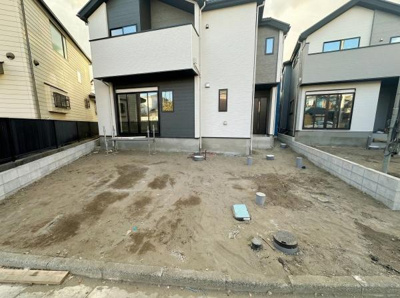 シンプルで洗練された外観が特徴の建物です。バルコニー付きのデザインが目を引きます。窓が大きく開放感のある雰囲気が感じられます。周辺との調和も考えられた現代的なデザインとなっています。