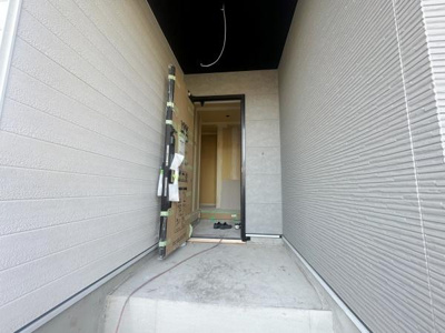 玄関アプローチがゆったりと設計されており荷物の出し入れもスムーズに行えます。外壁の質感がシンプルで洗練された雰囲気を感じられます。玄関扉にも工夫が施され使い勝手が想像しやすいデザインです。