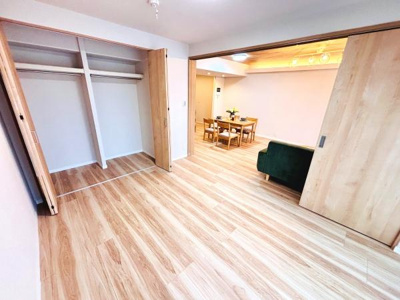 シンプルですっきりとした収納スペースが特徴的です。木目調の扉が室内の雰囲気に調和しています。たっぷりと収納できるため使い勝手にも配慮されています。室内全体が明るくクローゼットが開けやすい設計です。