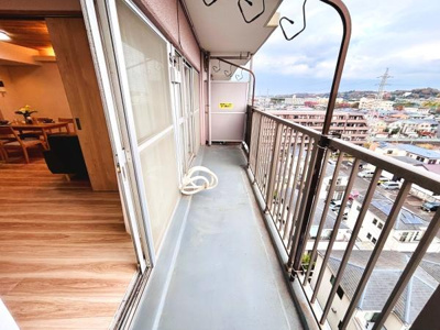 遠くまで見渡せる眺望が楽しめるバルコニーです。室内から出入りしやすい設計で開放感があります。風通しも良好でさわやかな空間が広がります。洗濯物を干すスペースとしても便利に活用できます。