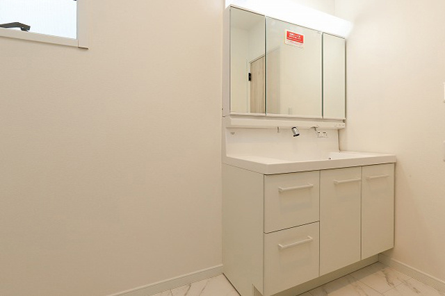 小倉南区横代北町2丁目【独立洗面台】使いやすい三面鏡洗面台です※施工例