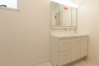 小倉南区横代北町2丁目【独立洗面台】使いやすい三面鏡洗面台です※施工例