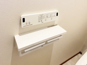 小倉南区横代北町2丁目【トイレ】使いやすい2連式のトイレットペーパーホルダーを採用しています。※施工例