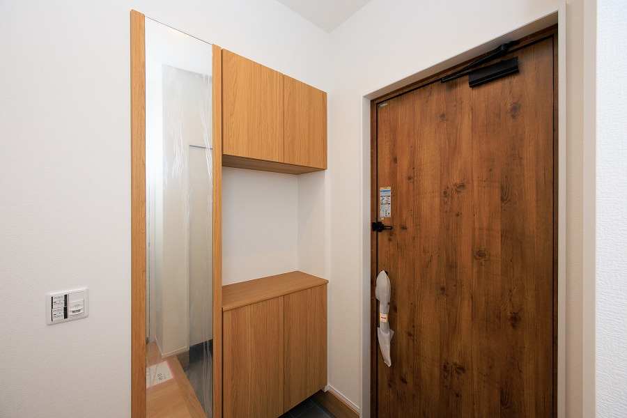 小倉南区横代北町2丁目【玄関】シューズボックスとSICのダブル収納で、玄関はいつもスッキリ※施工例