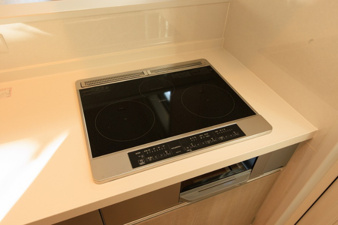 小倉南区横代北町2丁目【設備】お手入れが簡単な3口IHコンロです※施工例