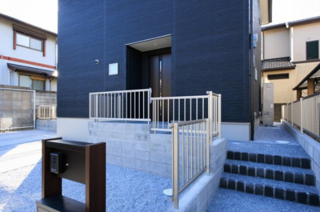 小倉南区横代北町2丁目【玄関】大容量７４Lクラスの宅配ボックスを完備しています※施工例