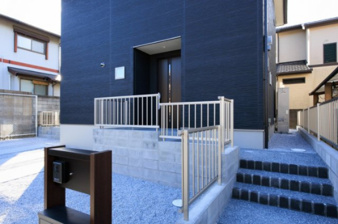 小倉南区横代北町2丁目【玄関】大容量７４Lクラスの宅配ボックスを完備しています※施工例