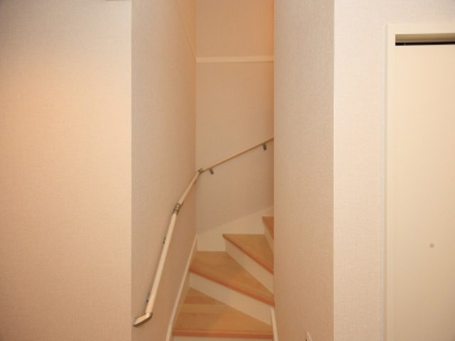 小倉南区横代北町2丁目【内装】家族が自然と集まるリビング階段※施工例